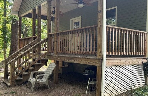 McFarlan House | Rustic 1 bedroom/1 bath home w/loft that sleeps 8. Near Shawnee National Forest