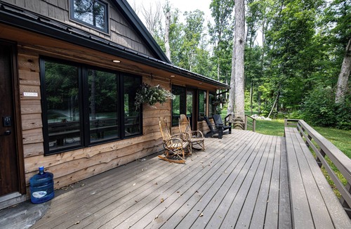 Dola Cabin | Rustic charm meets modern comfort in this hidden woodland cabin getaway