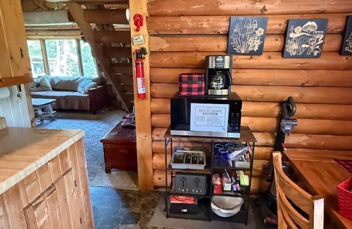 Clam Lake Cabin | Rustic Clam, a family friendly and dog friendly cabin with fenced in back yard.