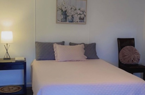 Youngstown House | Rustic private studio apartment out in the peaceful countryside