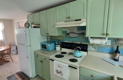 Lexington Cottage | Sandy beach retreat! 500 ft to beach! 3 miles to the quaint village of Lexington