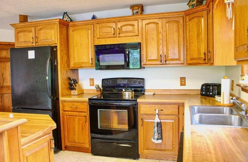 Toivola Cabin | Sandy Lake Lodge 4BR w/Sauna, Fireplace, 2nd Story Deck & 2 Kitchens