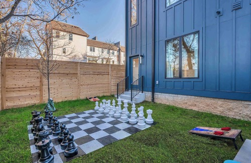 Hurwood Heights House | Sauna Retreat: rooftop hot tub, sauna, sleeps 12 in Nashville