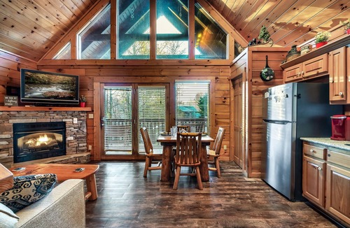Black Bear Falls Cabin | Seasonal Outdoor Pool 🐻 Family Friendly🍂Cozy Cabin 🏔3 mi to Strip 🍁Hot Tub