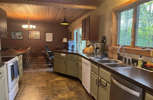 Hastings House | Secluded family-friendly lake house in the woods