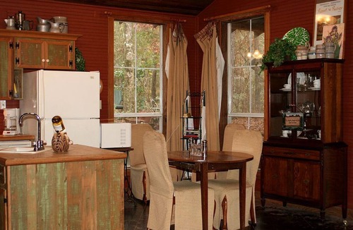 Roxie Cabin | Secluded Forest Cabin Rental with Seasonal Pool near Natchez, Mississippi