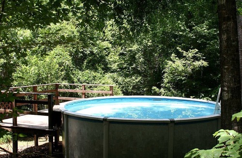 Roxie Cabin | Secluded Forest Cabin Rental with Seasonal Pool near Natchez, Mississippi