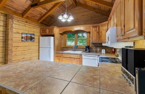 Wildwood Cabin | Secluded Getaway with Private Hot Tub! Peaceful