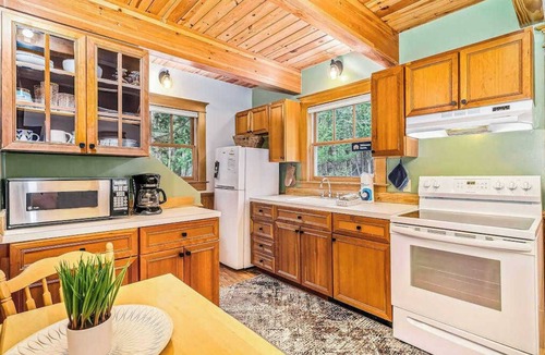 Arcadia House | Secluded home w/private grill, gas fireplace, full kitchen, and free WiFi