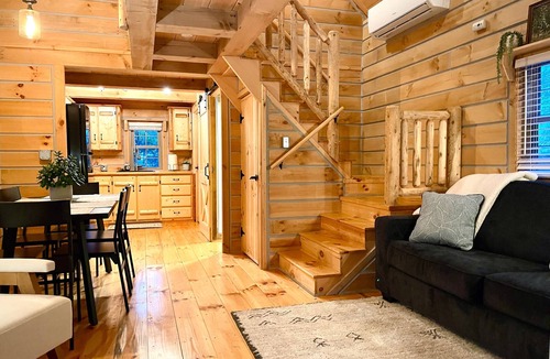 Shipshewana House | Secluded Shipshewana Log Cabin In the Woods
