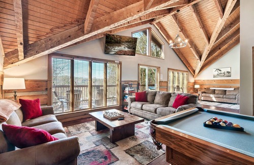 Gatlinburg - Pigeon Forge Cabin | Secluded, Views, and Close to Everything!