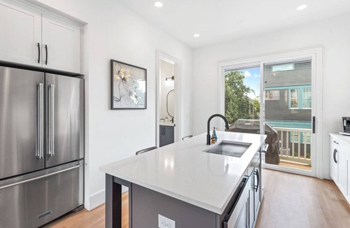 Summerhill Villa | Second Floor Balcony | EV Charger |King Bed