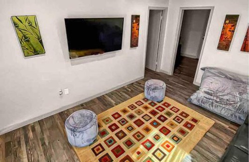 Birmingham Apartment | Serene and Modern 5 Location, Queen Bed, Parking