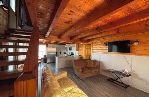 Wilder Cabin | Serene peaceful 2-bedroom cabin in charming Clarkrange/Jamestown