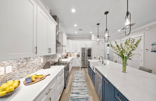 Lakeside at Blue Mountain Beach House | Serenity Blu – 5 Minute Walk to Beach, Private fenced in patio