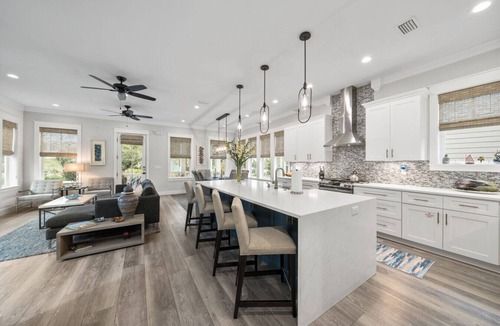Lakeside at Blue Mountain Beach House | Serenity Blu – 5 Minute Walk to Beach, Private fenced in patio
