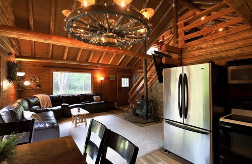 Sault Ste. Marie Cabin | Shaky Jack’s Cabin - Secluded log cabin close to lovely Sault Ste. Marie
