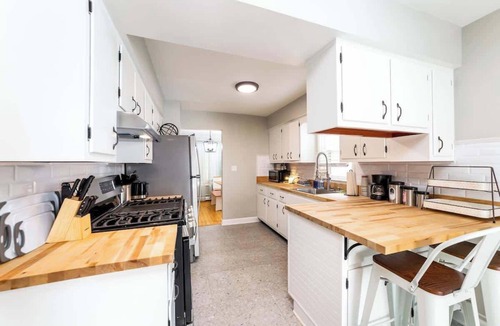 Lansing House | Simple & Sweet 2 BR 1 BA Home in Lansing - Cynwood