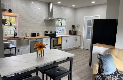 Kingsford House | Siri's Pride & Joy Cute 2 bed/2 bath bungalow nestled on a private corner lot