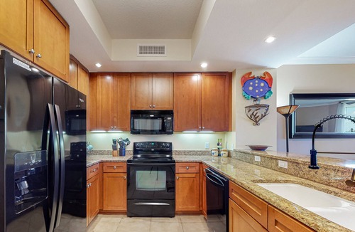 Ono Island Condo | Sixth-floor condo with pool & hot tub - chairs and umbrella available for beach