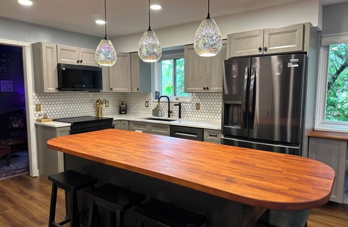 Brighton House | Ski Mt. Brighton! ~Rock n Roll House ~ Spacious! Hot Tub! Sleeps 12