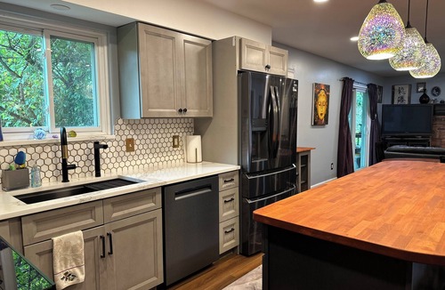 Brighton House | Ski Mt. Brighton! ~Rock n Roll House ~ Spacious! Hot Tub! Sleeps 12