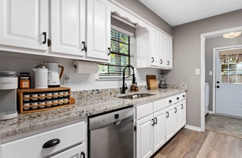 Daphne House | Sleeps 10 - 4 BR - Near I-10 & Mobile Bay + Porch
