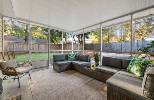 Daphne House | Sleeps 10 - 4 BR - Near I-10 & Mobile Bay + Porch