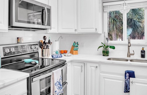 Navarre Beach House | Sleeps 10 with 8 beds! 2 minute walk to the Bay! Gulf access half a block away.