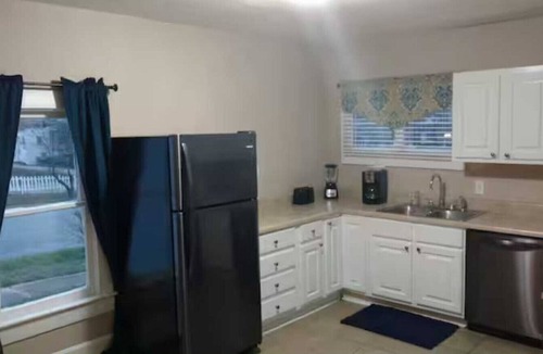 Florence Apartment | Sleeps 6| Pet Friendly Retreat, Porch Swing N/UNA