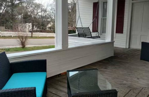 Florence Apartment | Sleeps 6| Pet Friendly Retreat, Porch Swing N/UNA