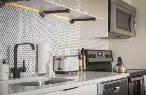 Rutledge Hill House | Sleeps 8, Boutique Suites Near Live Music & Dining | SoBro Guest House