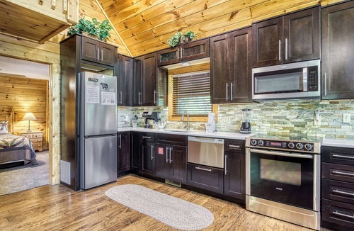 Black Bear Falls Cabin | Smoky Mountain Escape-Hot Tub, Game Room, & Resort Pool , WIFI