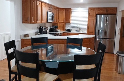 Reynolds Corners House | Solar-powered home sleeps 11 near golf courses, hockey & baseball.