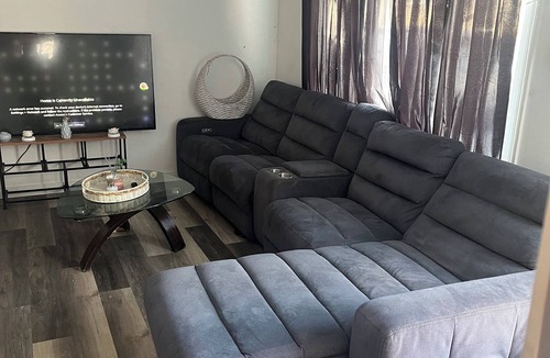 Inkster House | Soothing 2-bedroom house with AC in charming 3 mins from Dearborn Hts
