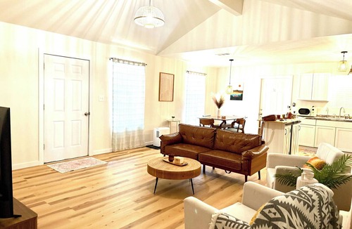 Ocean Springs House | Southern Charm Under the Oaks - Pet Friendly