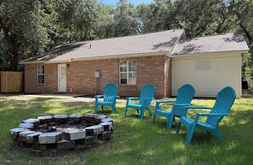 Ocean Springs House | Southern Charm Under the Oaks - Pet Friendly