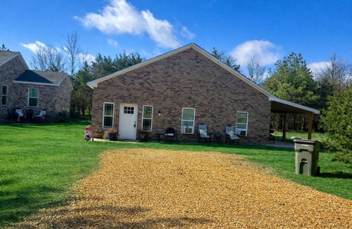 Mayhew House | Southern Sisters Retreat - The Carolyn: Cozy Home Near MSU w/Fire Pit + Grill