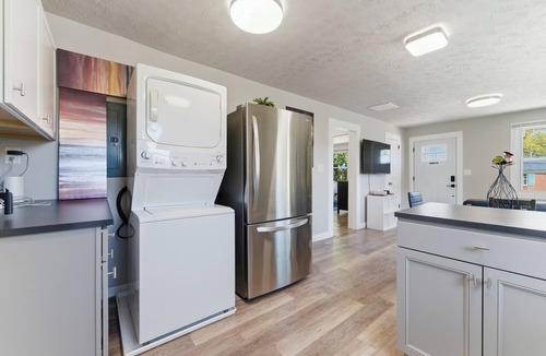 Sylvan Hills Apartment | Spacious 2BR Lounge Near Downtown Atlanta & Airport Free Parking + W/D