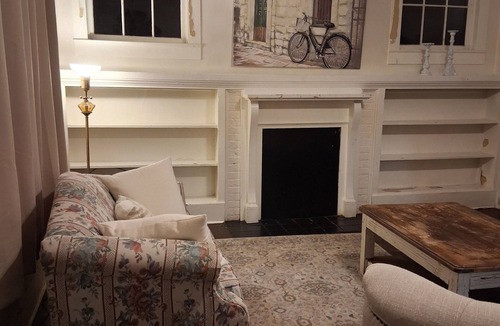 Selma House | Spacious 4 bedroom 2 bathroom historic home close to historic Selma downtown!