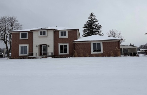 Shelby Township House | Spacious 4-bedroom house in welcoming Shelby Twp on a lake with WiFi, AC