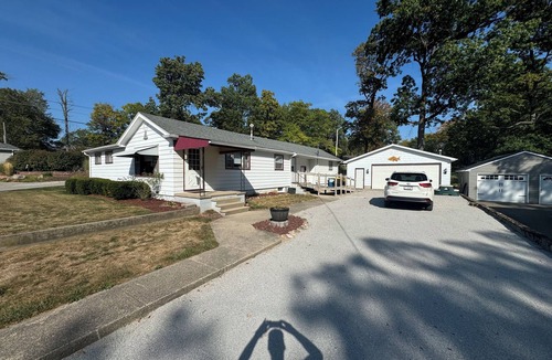 Fremont House | Spacious 4BR Accessible Lake House w/Dock Access, Pontoon & Hosting Spaces