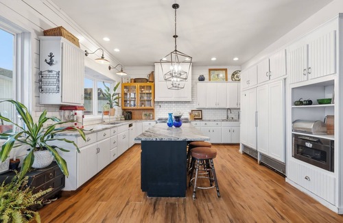 Lakeport House | Spacious 5-bed 2.5 Bath Beach House South of Lexington Lakeport w/Hot-Tub