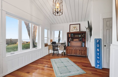 Lakeport House | Spacious 5-bed 2.5 Bath Beach House South of Lexington Lakeport w/Hot-Tub