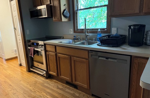 Water Hill House | Spacious 5-bedroom home in beautiful Ann Arbor Waterhill Neighbourhood