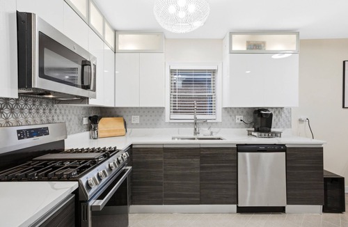 West Pullman House | Spacious 5-bedroom house in charming Chicago on a quiet secluded block.
