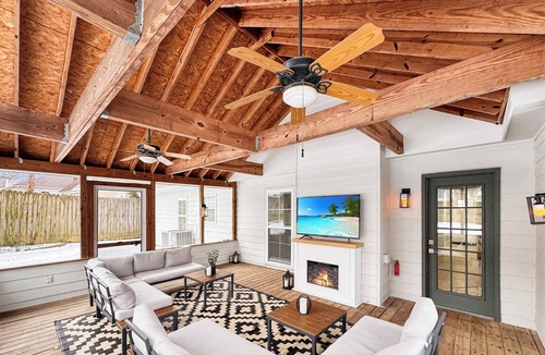 Cordova House | Spacious 5-bedroom house Cordova with large screened in porch and game room!
