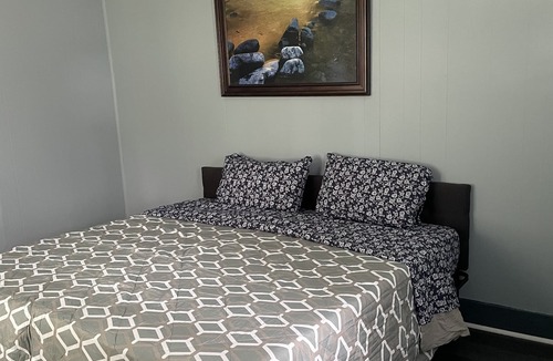 Pontiac House | "Spacious 5-Bedroom House in the Heart of Pontiac Free Parking WIFI
