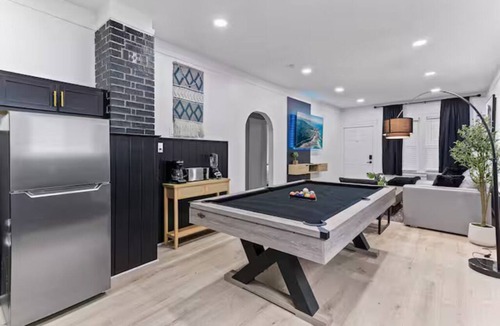 Lincoln Park House | Spacious 5-bedroom house in delightful Lincoln Park with AC