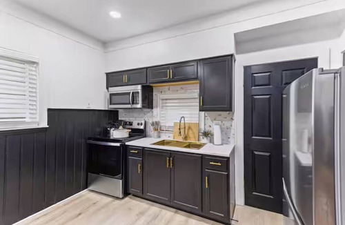 Lincoln Park House | Spacious 5-bedroom house in delightful Lincoln Park with AC